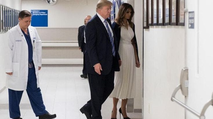 Trump, tutte le malattie del presidente: le caviglie gonfie, i lividi e i segni sulla pelle