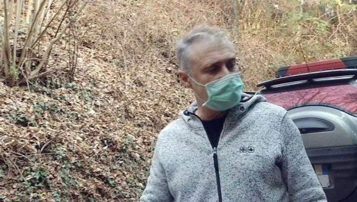 Al centro vaccinale col braccio in silicone, il dentista di Biella in contenzioso. "Non è stato radiato"