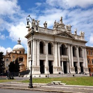 Roma, aggredisce donna e un clochard a San Giovanni: arrestato