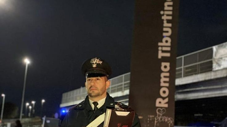 Libero da un mese dopo aver rapinato due bambini e accoltellato il padre, torna a colpire: 21enne arrestato durante la fuga