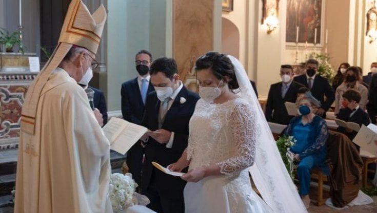 Si sposa l'assessore alla Salute Razza, tamponi anti-Covid davanti alla chiesa