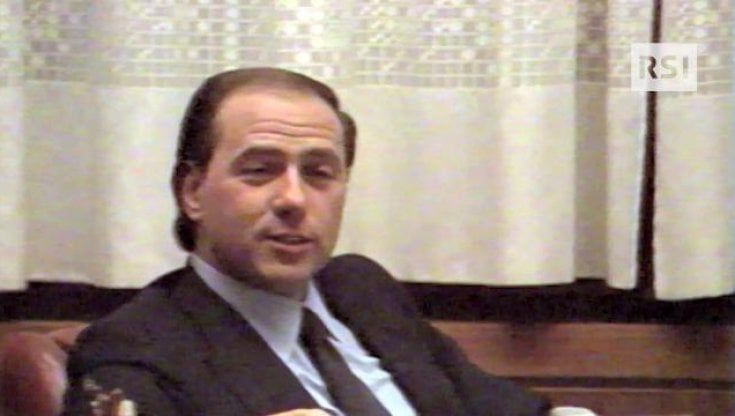 Quando Silvio Berlusconi diceva in tv: "Sono qualunquista, se cade un governo brindo a champagne"