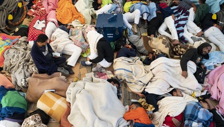 Nave con 105 migranti ferma davanti alle coste ragusane, è in attesa di un porto