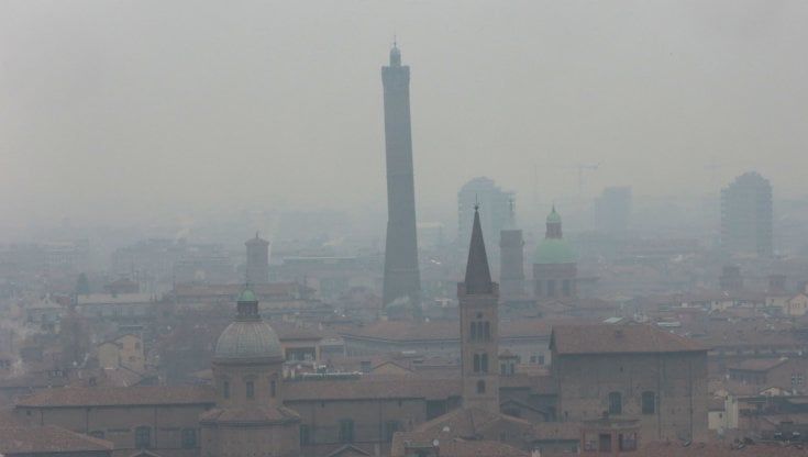 Lo smog soffoca ancora l’Emilia: “Più rinnovabili e mezzi pubblici”
