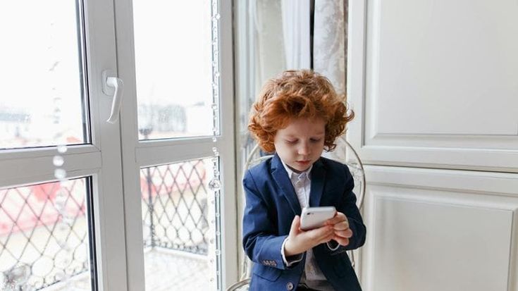 Valditara: “L’appello dei pedagogisti sugli smartphone segue la mia linea”