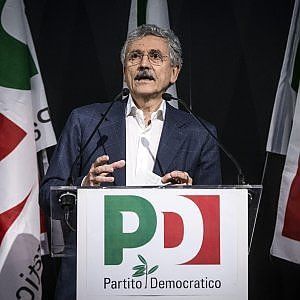 D'Alema, frecciate per Renzi: "Si sputa sul passato per fingersi grandi"