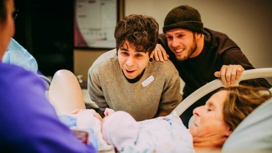 Nebraska, a 61 anni partorisce per il figlio gay. "Un dono di una madre" 
