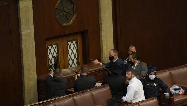 Assalto dei pro-Trump al Campidoglio di Washington. Spari e armi: una donna è morta, diversi feriti. Biden: "Democrazia sotto assedio". Il presidente: "Andate a casa"