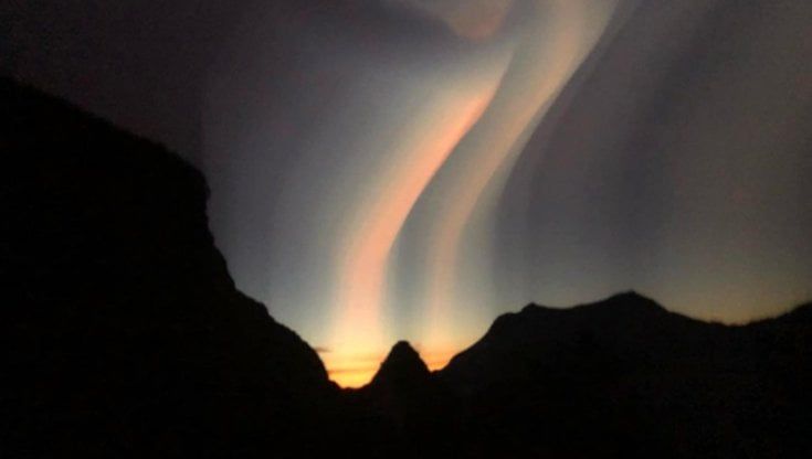 La foto suggestiva scattata sul Gran Zebrù dall'alpinista Confortola divide i social: per gli esperti non è una aurora boreale