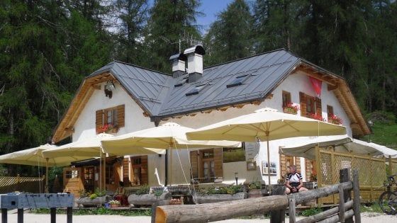 Cortina: la cameriera di colore è in costume tradizionale? Ristorante stroncato su Tripadvisor