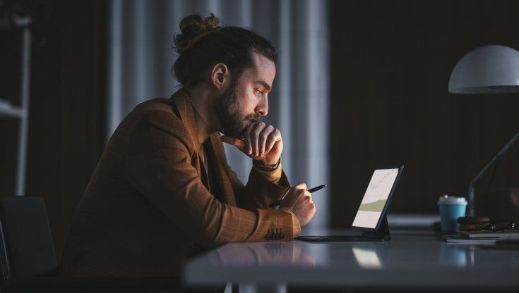 Sovraccarico informativo: oltre un terzo dei professionisti in Italia fatica a disconnettersi dal lavoro 