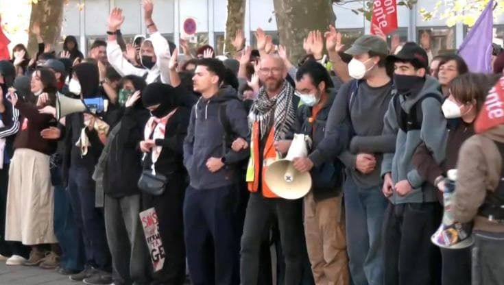 Strasburgo, alla protesta degli studenti francesi si alza il coro: "Siamo tutti antifascisti"