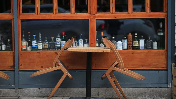 Il tavolino del bar è diventato ostile