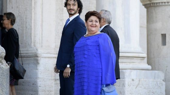 Critiche social alla ministra Bellanova: "Ha la terza media". Ma il Pd la difende: "Ne ha tutto il diritto"