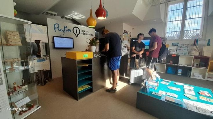 Viaggio negli Infopoint di Bari tra supporto ai turisti e richieste improbabili: “Qualcuno ci ha chiesto come arrivare al Colosseo o dove sia la Puglia”