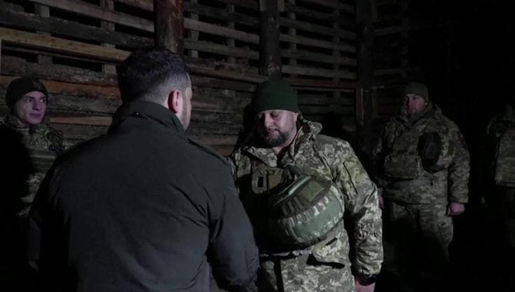 Zelensky nelle trincee di Zaporizhzhia ringrazia i soldati: "Possano i missili Himars non tradirvi"