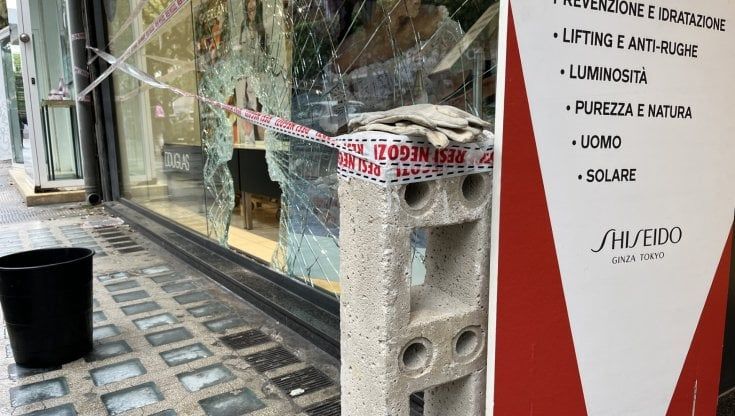 Bari, vetrina in frantumi e furto in una profumeria di corso Cavour: la polizia rintraccia un uomo con la refurtiva