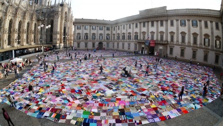 Violenza sulle donne, 5mila coperte solidali colorate ricoprono l'asfalto a due passi dal Duomo