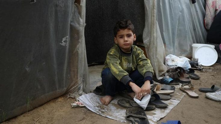Gaza, ci sono bambini che dormono in tenda con i vestiti inzuppati, dopo le forti piogge