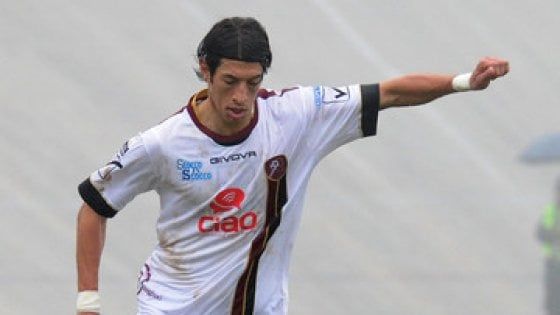 Calcio, difesore dell'Hellas Taranto prende l'arbitro per il collo: squalificato fino al 2018