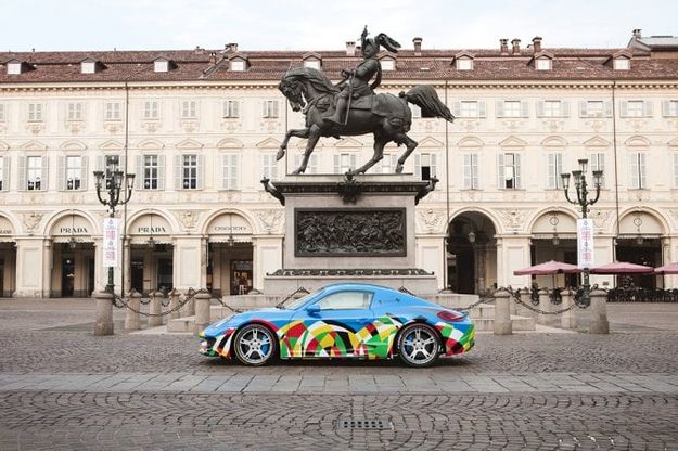 Nespolo dipinge una Porsche, l'arte va di fretta