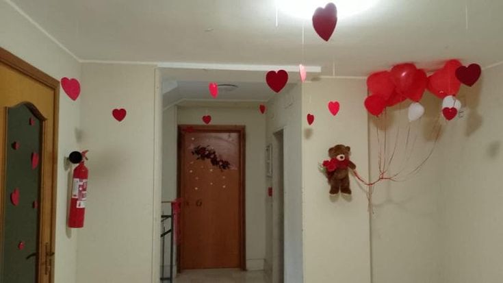 Bari, inquilina decora tutto il condominio per la festa di San Valentino: “Mi piace condividere”