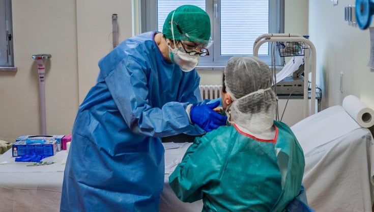 Piemonte, nuovi contagiati sotto quota mille ma cresce l'incidenza rispetto ai tamponi