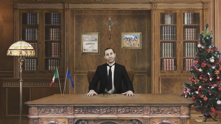 Povia si fa in tre nel videoclip: "Era meglio Berlusconi" 