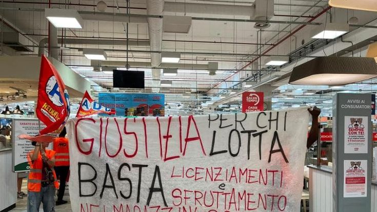 Blitz di lavoratori e attivisti all’Ipercoop Lame per i 90 posti a rischio a Parma