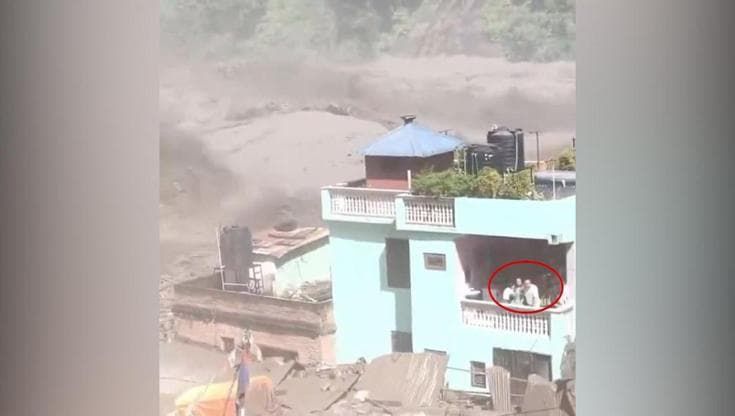 Nepal, l'alluvione spazza via tutto ma non la loro casa: una famiglia si salva restando sul balcone