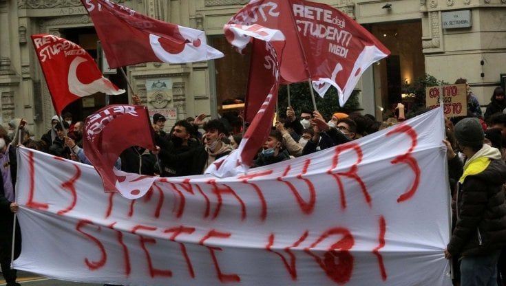 Genova, "gita classista": la protesta del sindacato degli studenti contro il viaggio a mille euro del liceo Colombo. Il preside: "Non è una gita. E abbiamo anche pagato il viaggio a uno studente che non poteva""