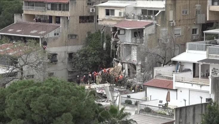 Israele, missile iraniano colpisce Haifa: 4 morti. I soccorritori scavano tra le macerie