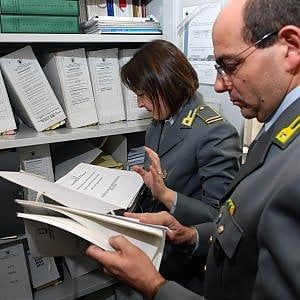 False fatture per operazioni inesistenti: sequestrati 50 milioni di euro, coinvolto il gruppo Arvedi