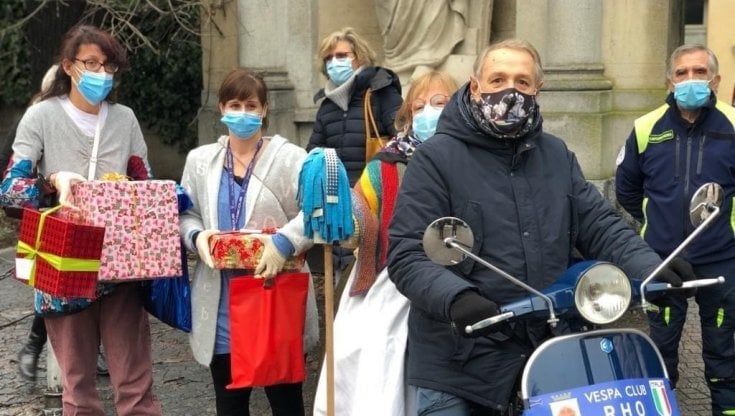 La Befana arriva in Vespa e consegna 400 pacchi regalo ai più bisognosi