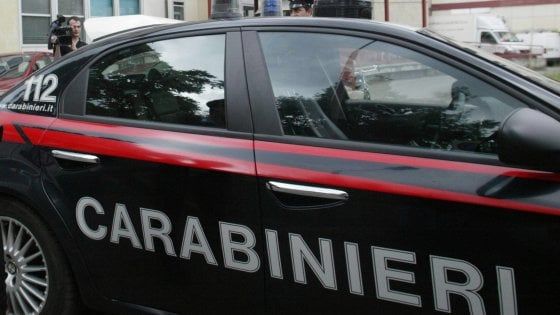 Cerignola, folla accerchia i carabinieri e fa scappare uno spacciatore: arrestato il padre