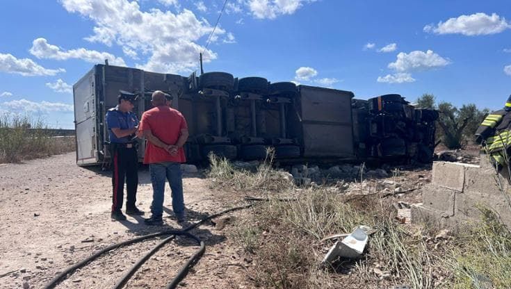Salento, scoppia la ruota e il tir si ribalta: gravemente ferito l’autista