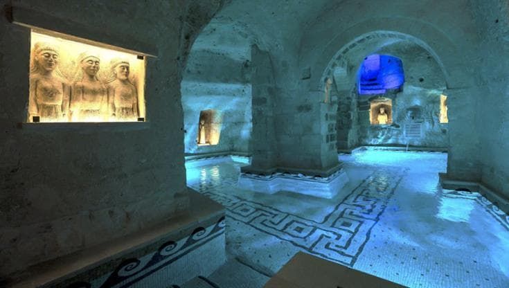 Il Moyseion di Matera, l’hotel museo ispirato alla Magna Grecia fa impazzire gli inglesi. “È unico”