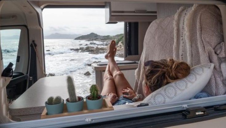 Sacco a pelo, bici o sup: nell’estate post pandemia la vacanza è en plein air
