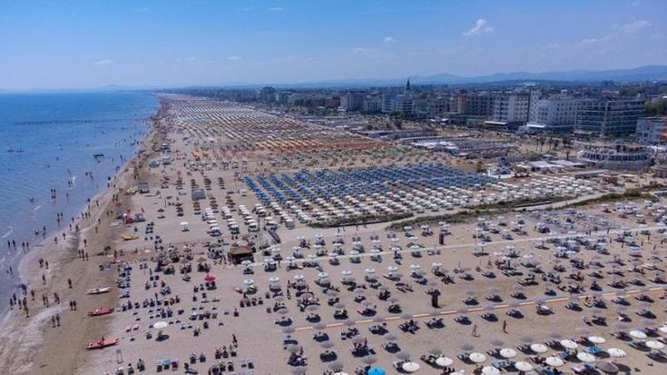 Caro-spiagge: per l’estate aumenti fino al 6% per lettino e ombrellone, soprattutto al Sud