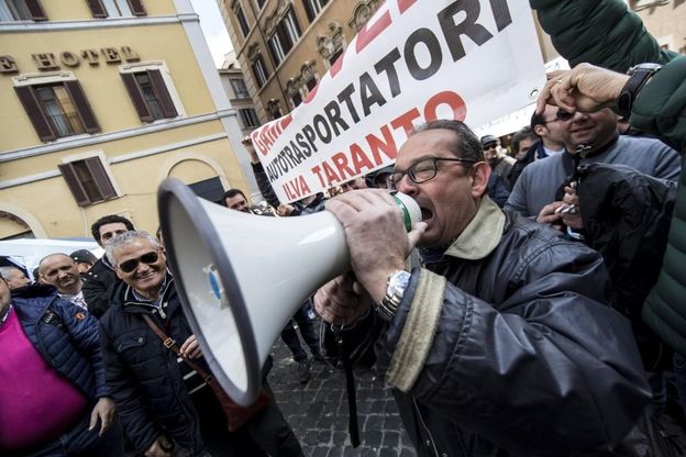 Ilva, i lavoratori dell'indotto sotto Palazzo Chigi: "Il tempo &egrave; scaduto"