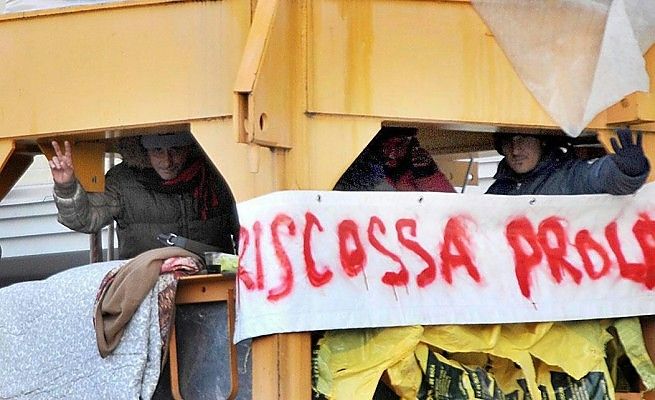 Operai sulla gru per protesta,<br />uno di loro scende dopo malore