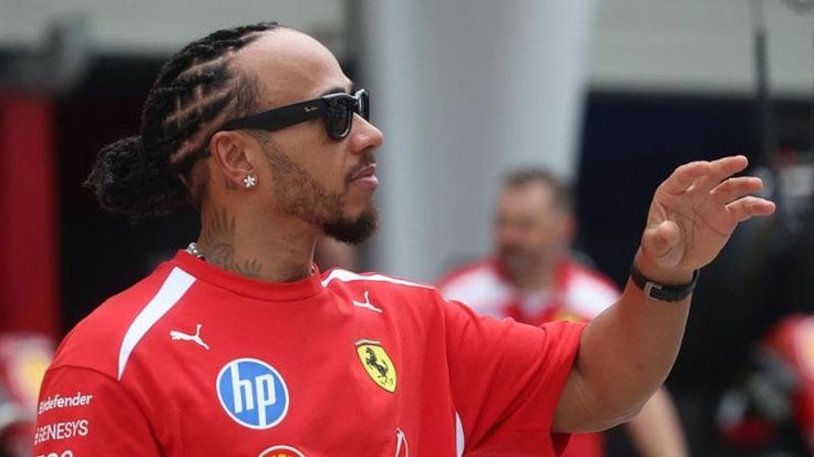 Hamilton difende Vasseur: “Puntate il dito su chi in Ferrari è al di sopra di lui”