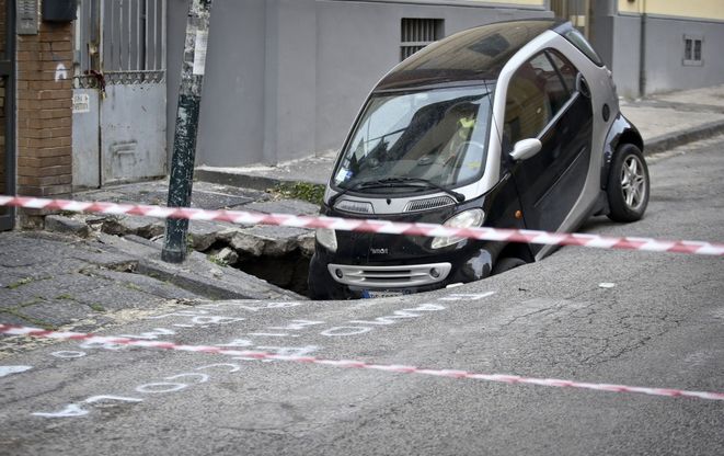Napoli voragini a Materdei, Smart ingoiata dall'asfalto che si apre, evacuate le famiglie di alcuni palazzi
