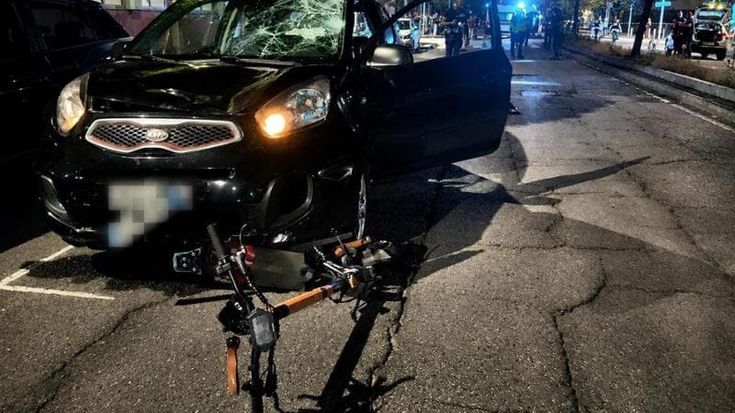 In due su un monopattino contro un’auto a Milano: morto “passeggero” di 18 anni. Erano senza casco
