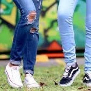 Jeans strappati, a scuola è l'ora del dress code