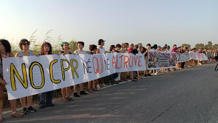 Castel Volturno, catena umana contro il Cpr per migranti