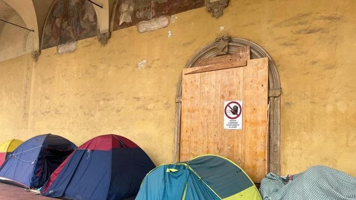 Aumentano le tende sotto al portico dell’Annunziata. “Ma non si risolve sgomberando”