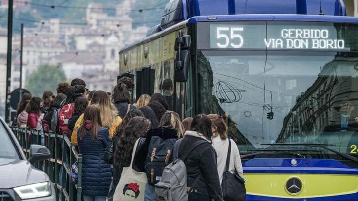 Mezzi pubblici gratis per tutti gli under 26, la misura slitta ancora