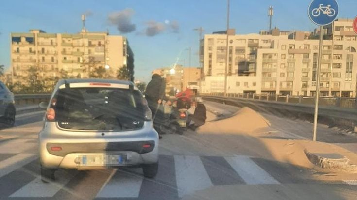 La sabbia invade il ponte di San Girolamo: “Il vento crea le dune, sono un pericolo per auto e moto”