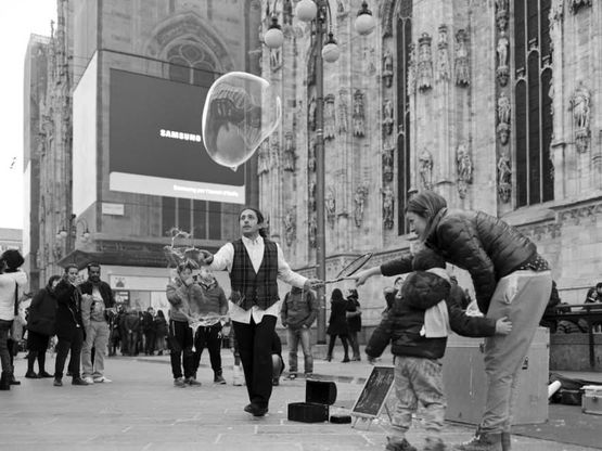 Milano, trasformisti e suonatori: reportage sugli artisti di strada
